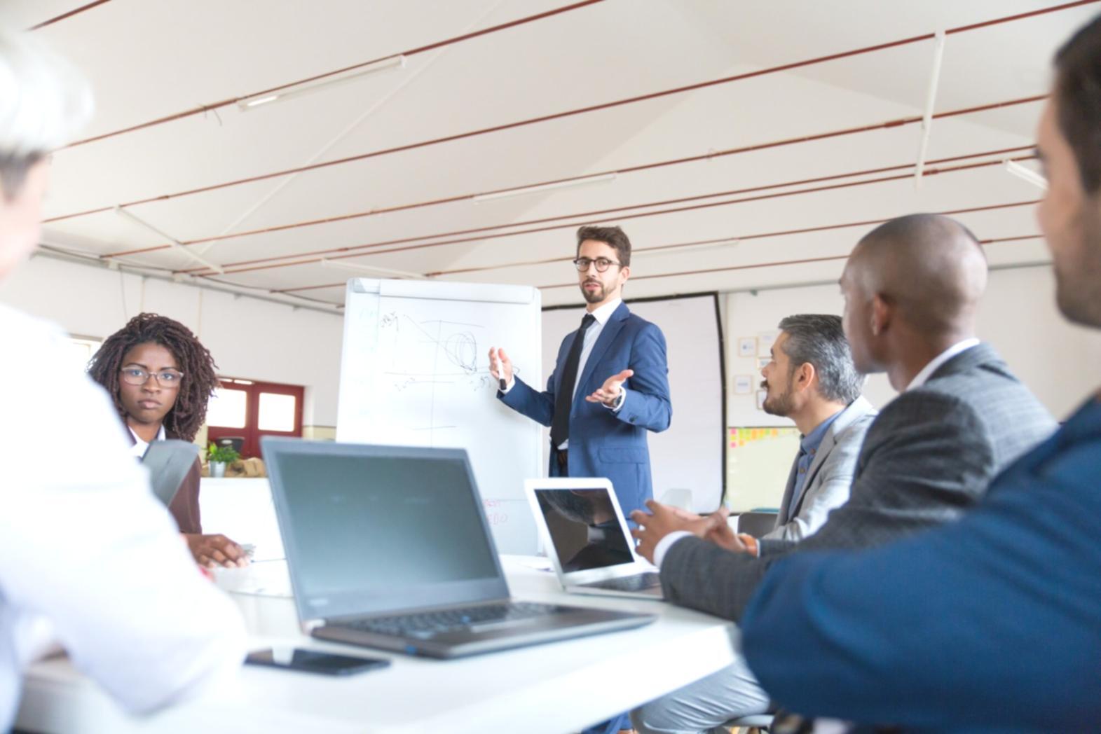 Grupo de emprendedores colaborando en un espacio de trabajo compartido